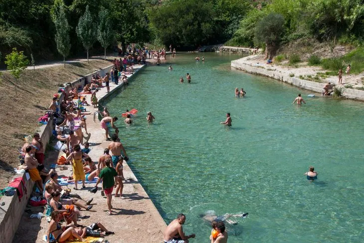 Piscina natural de Beceite con aguas cristalinas en el Matarraña cerca de Valderrobres